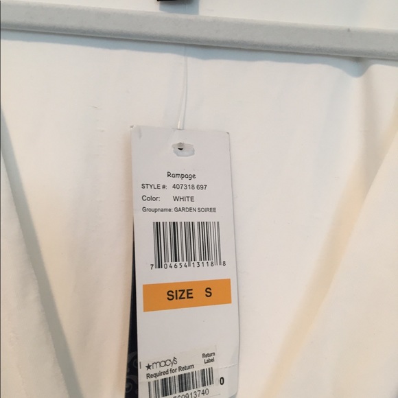 Beautiful white top -NWT - Picture 4 of 8